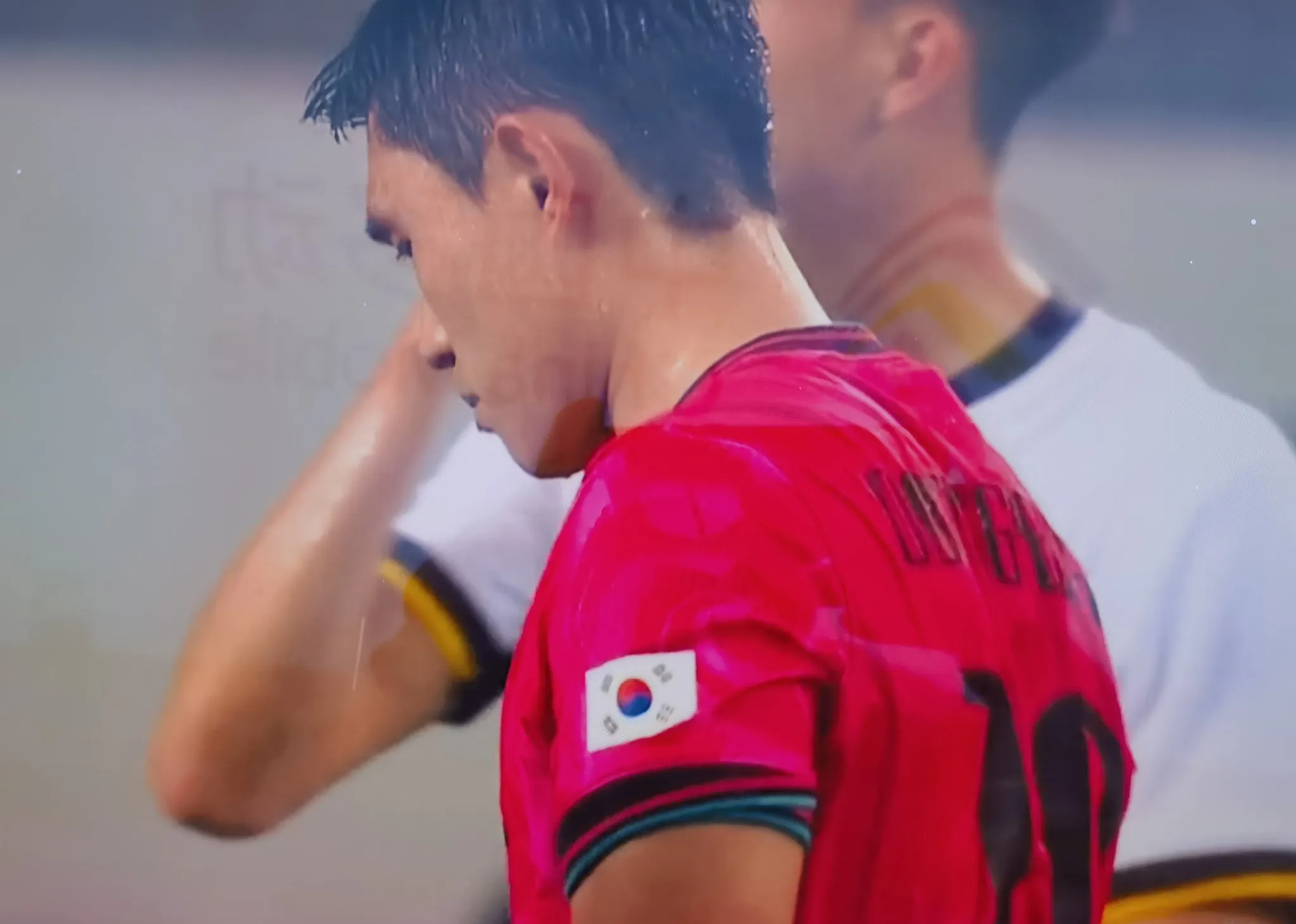 包含今夜德甲焦点战，夏洛特黄蜂篮板制胜，质疑声仍在，赛程密集仍需轮换的词条